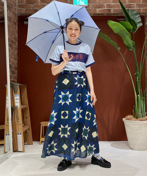 優意さんの「BEAMS WOMEN｜BEAMS BOY / 晴雨兼用 カラフル 長傘」を使ったコーディネート