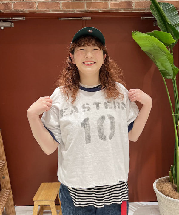 エノモト アミさんの「BEAMS WOMEN｜WAREHOUSE & CO. × BEAMS BOY / 別注 ステンシル リバーシブル Tシャツ」を使ったコーディネート