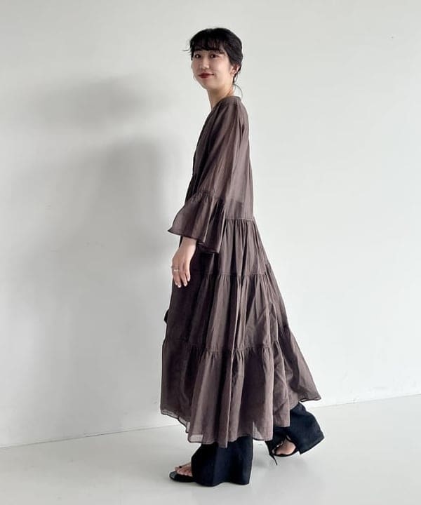 中丸　栞さんの「BEAMS WOMEN｜Devotion TWINS × Demi-Luxe BEAMS / 別注 ティアード マキシ ロングスリーブ ドレス」を使ったコーディネート