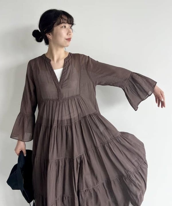 中丸　栞さんの「BEAMS WOMEN｜Devotion TWINS × Demi-Luxe BEAMS / 別注 ティアード マキシ ロングスリーブ ドレス」を使ったコーディネート