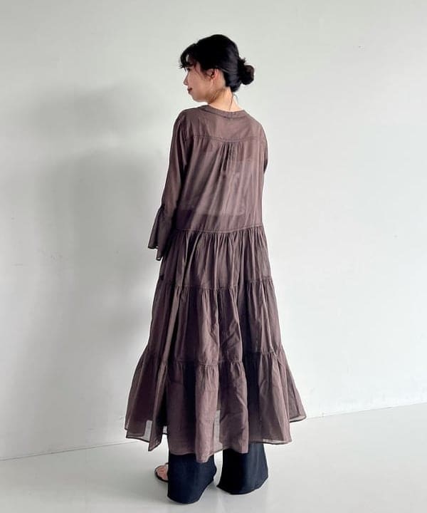 中丸　栞さんの「BEAMS WOMEN｜Devotion TWINS × Demi-Luxe BEAMS / 別注 ティアード マキシ ロングスリーブ ドレス」を使ったコーディネート