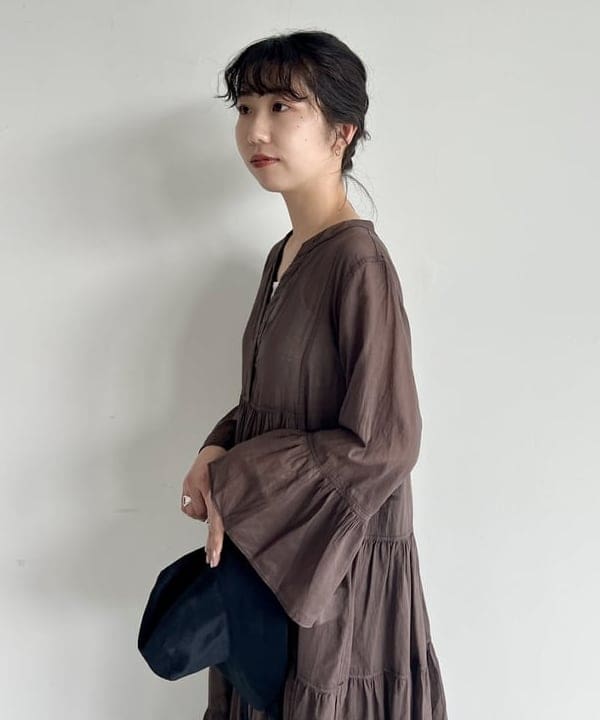 中丸　栞さんの「BEAMS WOMEN｜Devotion TWINS × Demi-Luxe BEAMS / 別注 ティアード マキシ ロングスリーブ ドレス」を使ったコーディネート