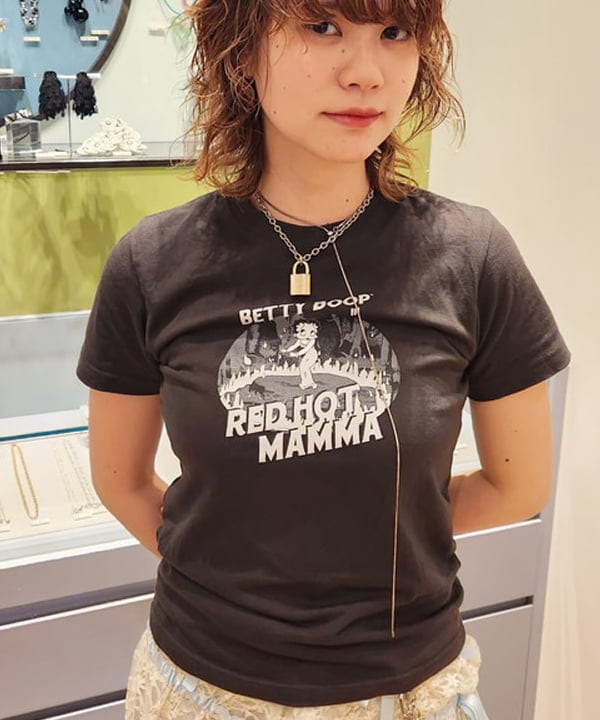 saori KATOさんの「BEAMS WOMEN｜Ray BEAMS / 箔プリント デニムパンツ」を使ったコーディネート