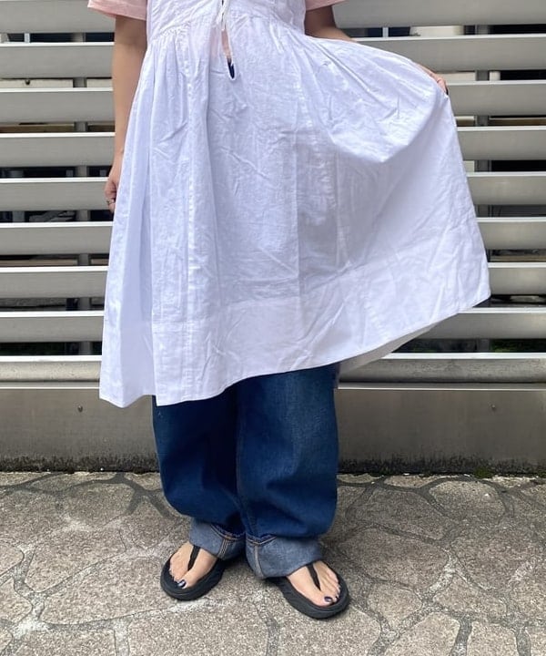 オカモト ミサキさんの「BEAMS WOMEN｜ラインロゴ ショートスリーブ Tシャツ」を使ったコーディネート