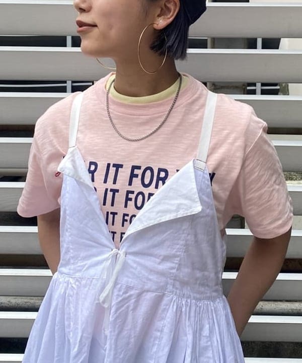 オカモト ミサキさんの「BEAMS WOMEN｜ラインロゴ ショートスリーブ Tシャツ」を使ったコーディネート