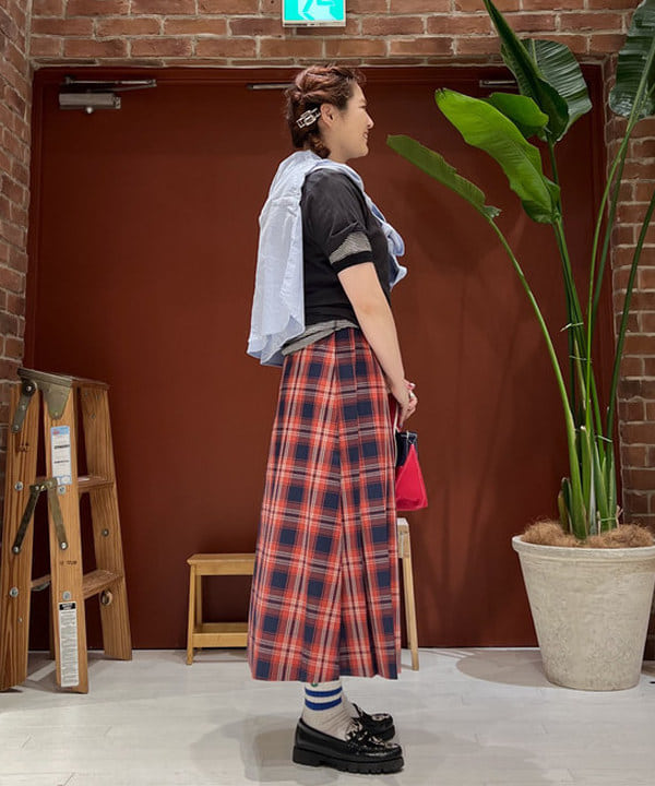 エノモト アミさんの「BEAMS WOMEN｜ラインロゴ ショートスリーブ Tシャツ」を使ったコーディネート