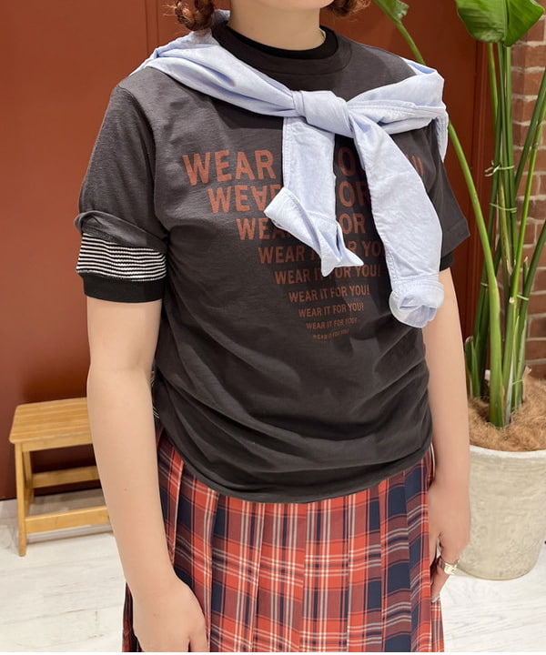 エノモト アミさんの「BEAMS WOMEN｜ラインロゴ ショートスリーブ Tシャツ」を使ったコーディネート