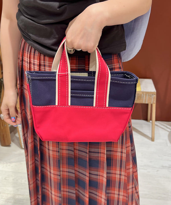 エノモト アミさんの「BEAMS WOMEN｜ラインロゴ ショートスリーブ Tシャツ」を使ったコーディネート