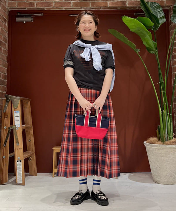 エノモト アミさんの「BEAMS WOMEN｜ラインロゴ ショートスリーブ Tシャツ」を使ったコーディネート