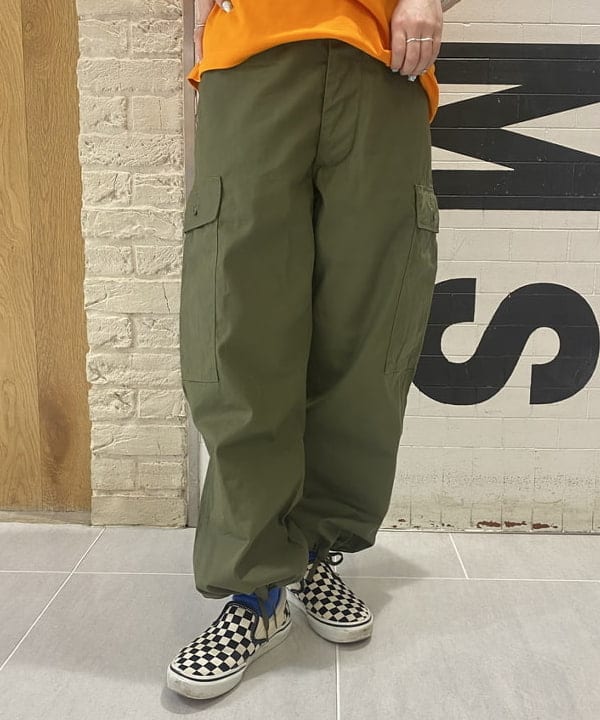 木村 海侑さんの「BEAMS WOMEN｜【別注】BUZZ RICKSON'S / ポプリン アーミーパンツ」を使ったコーディネート