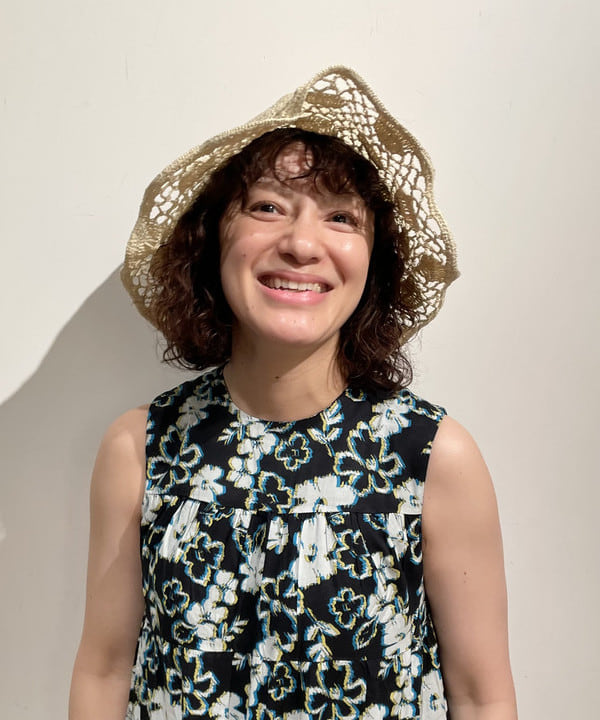 IZUMI MAYUMIさんの「BEAMS WOMEN｜Ray BEAMS / 細編み ペーパー ブリム ハット」を使ったコーディネート