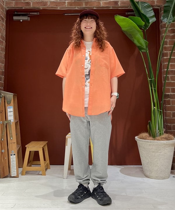エノモト アミさんの「BEAMS WOMEN｜BEAMS BOY / ポリエステルメッシュ ボタンダウン シャツ」を使ったコーディネート