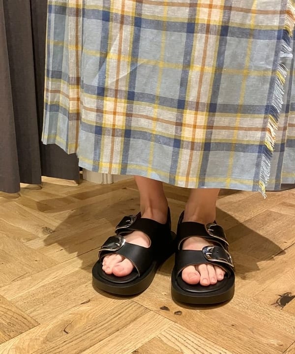 YUIさんの「BEAMS WOMEN｜CAMINANDO / ダブルバックル サンダル」を使ったコーディネート