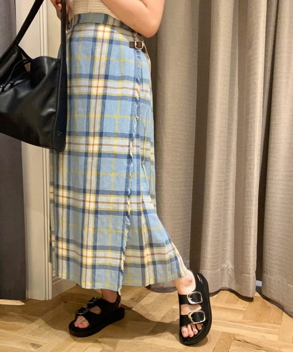 YUIさんの「BEAMS WOMEN｜CAMINANDO / ダブルバックル サンダル」を使ったコーディネート