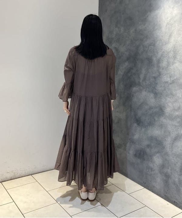 OSUMIさんの「BEAMS WOMEN｜Devotion TWINS × Demi-Luxe BEAMS / 別注 ティアード マキシ ロングスリーブ ドレス」を使ったコーディネート
