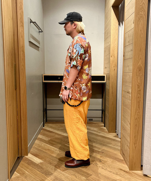 新里 京介さんの「BEAMS WOMEN｜BEAMS PLUS / コットン リネン ミリタリー イージーパンツ」を使ったコーディネート