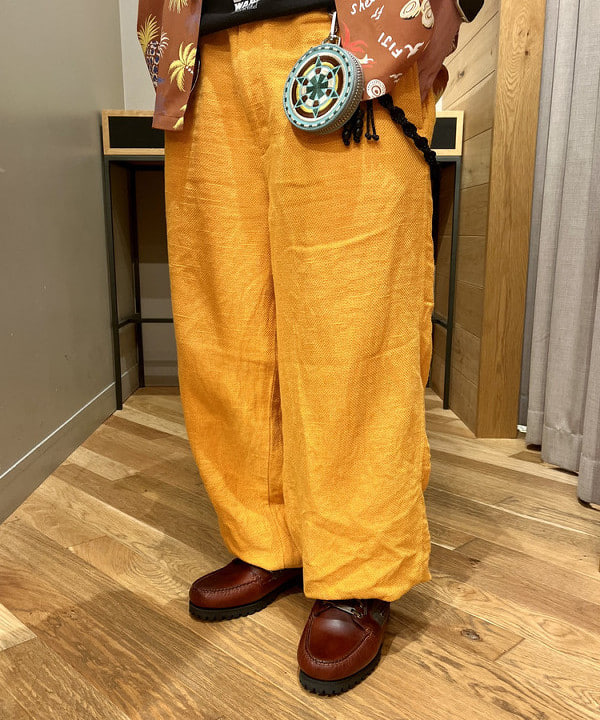 新里 京介さんの「BEAMS WOMEN｜BEAMS PLUS / コットン リネン ミリタリー イージーパンツ」を使ったコーディネート