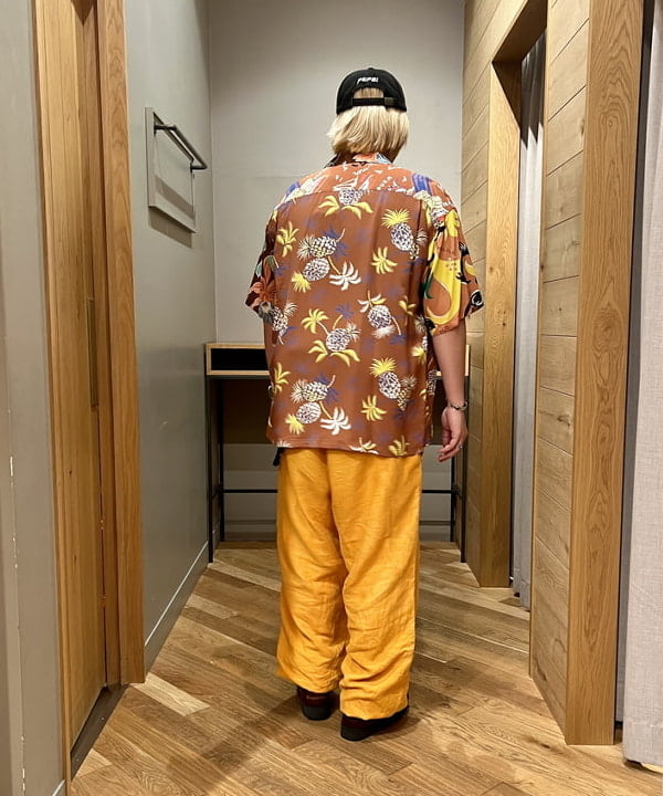 新里 京介さんの「BEAMS WOMEN｜BEAMS PLUS / コットン リネン ミリタリー イージーパンツ」を使ったコーディネート