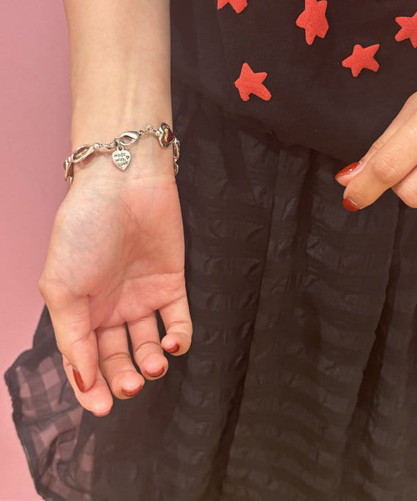 佐々木 南美さんの「BEAMS WOMEN｜〇Otro Accesorio / ハート レイヤード ブレスレッド」を使ったコーディネート