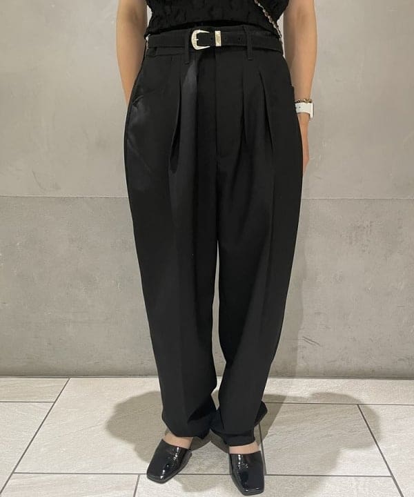 シロヤマさんの「BEAMS WOMEN｜FARAH / Tow Tuck Wide Tapered Pants 24SS」を使ったコーディネート
