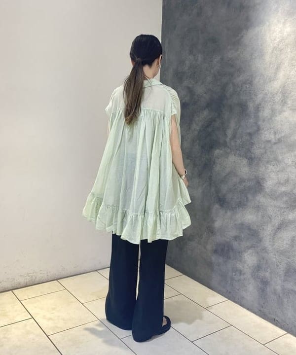 丸山 真菜美さんの「BEAMS WOMEN｜CAMINANDO × Demi-Luxe BEAMS / 別注 トング サンダル」を使ったコーディネート