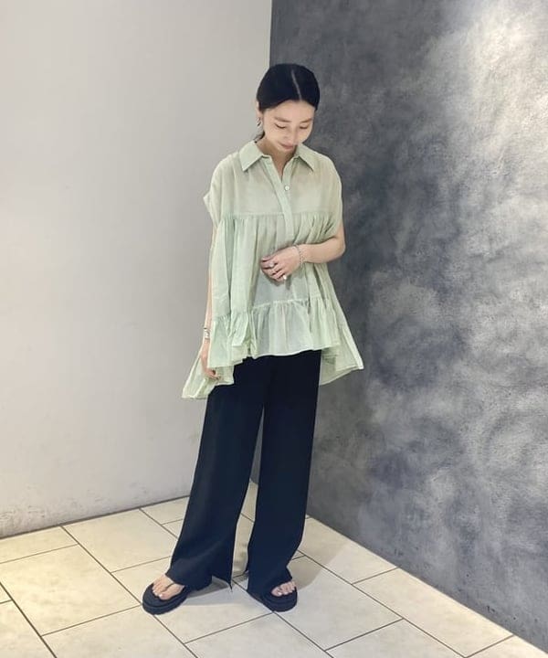 丸山 真菜美さんの「BEAMS WOMEN｜CAMINANDO × Demi-Luxe BEAMS / 別注 トング サンダル」を使ったコーディネート