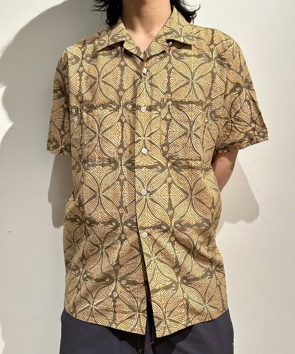 佐藤 大斗さんの「BEAMS WOMEN｜BEAMS PLUS / ブロックプリント ショートスリーブ オープンカラー シャツ」を使ったコーディネート