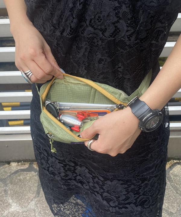 オカモト ミサキさんの「BEAMS WOMEN｜ラインロゴ ショートスリーブ Tシャツ」を使ったコーディネート