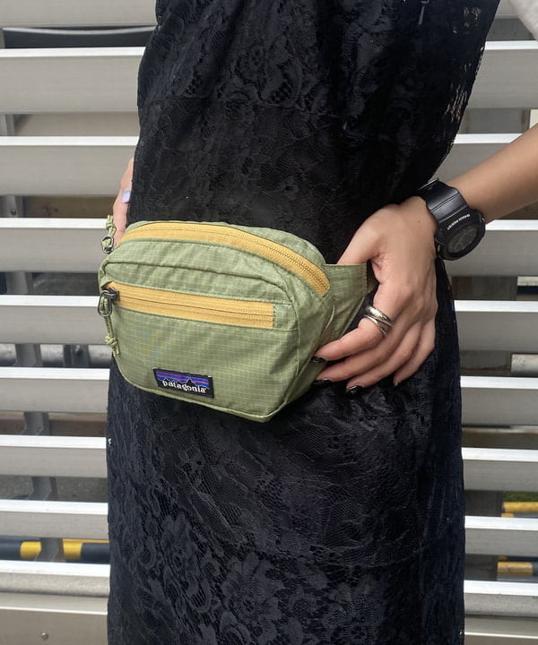 オカモト ミサキさんの「BEAMS WOMEN｜ラインロゴ ショートスリーブ Tシャツ」を使ったコーディネート