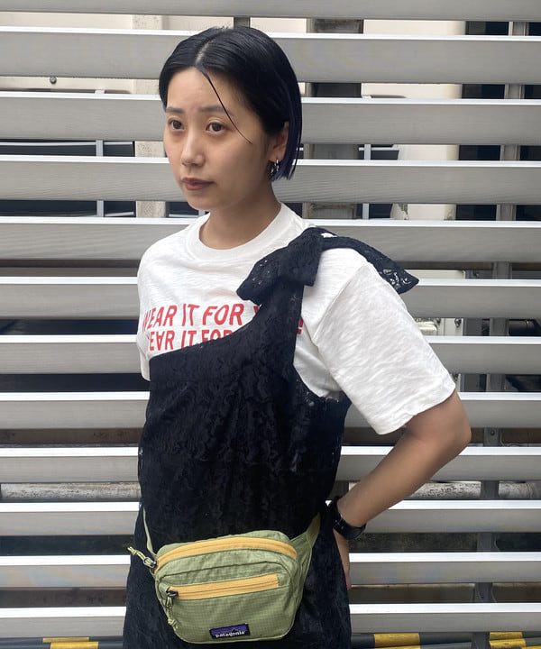 オカモト ミサキさんの「BEAMS WOMEN｜ラインロゴ ショートスリーブ Tシャツ」を使ったコーディネート