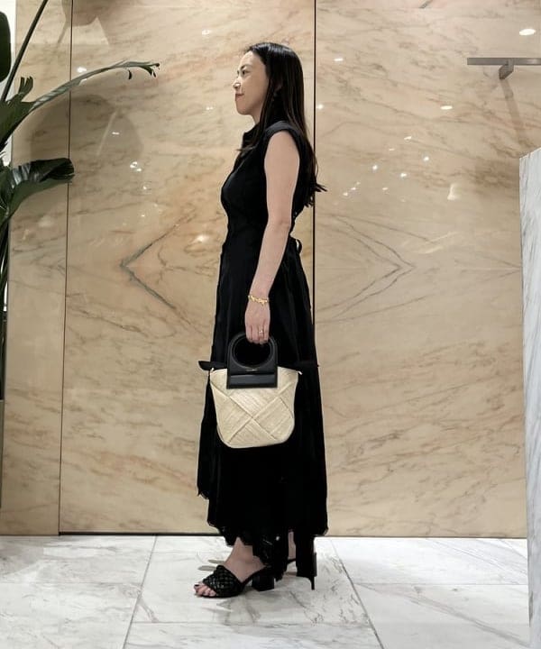 関 桂子さんの「BEAMS WOMEN｜LEE MATHEWS / Victoria レース ワンピース」を使ったコーディネート
