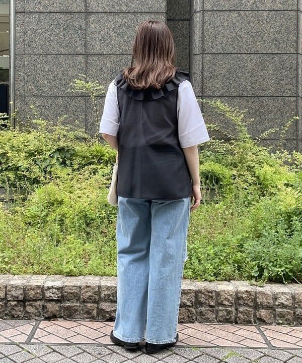 田中 里実さんの「BEAMS WOMEN｜MIYAO × Ray BEAMS / 別注 NOUS SOMMES DES FLEURS Tシャツ」を使ったコーディネート