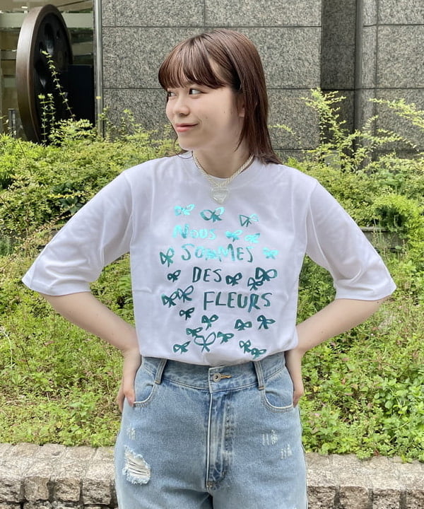 田中 里実さんの「BEAMS WOMEN｜MIYAO × Ray BEAMS / 別注 NOUS SOMMES DES FLEURS Tシャツ」を使ったコーディネート