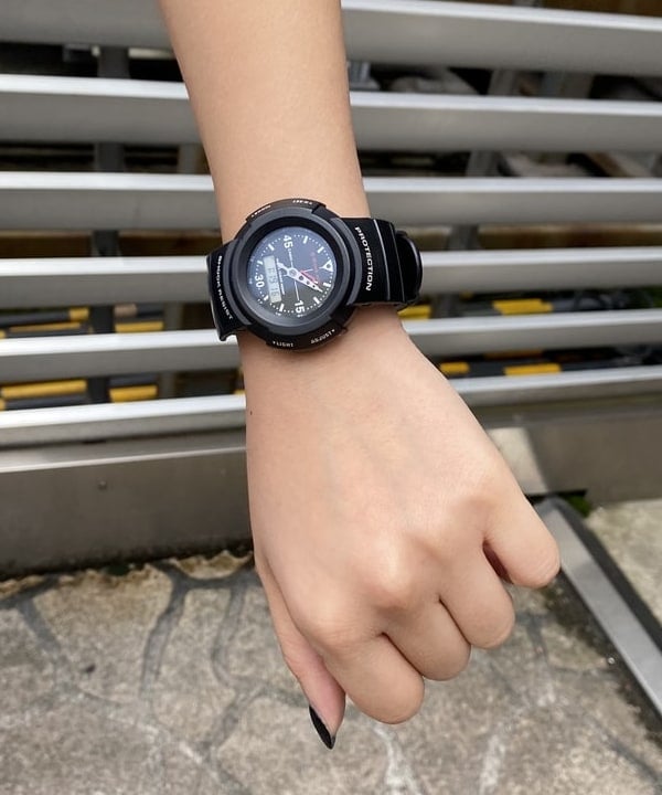 オカモト ミサキさんの「BEAMS WOMEN｜BEAMS BOY / 晴雨兼用 カラフル 長傘」を使ったコーディネート