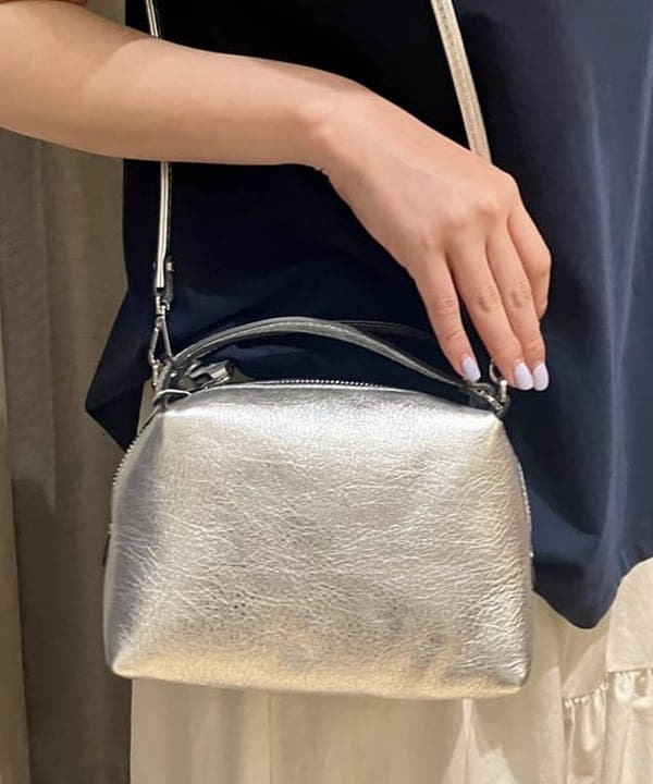 岡 妃呂美さんの「BEAMS WOMEN｜GIANNI CHIARINI / メタリック ALIFA レザーショルダーバッグ S」を使ったコーディネート