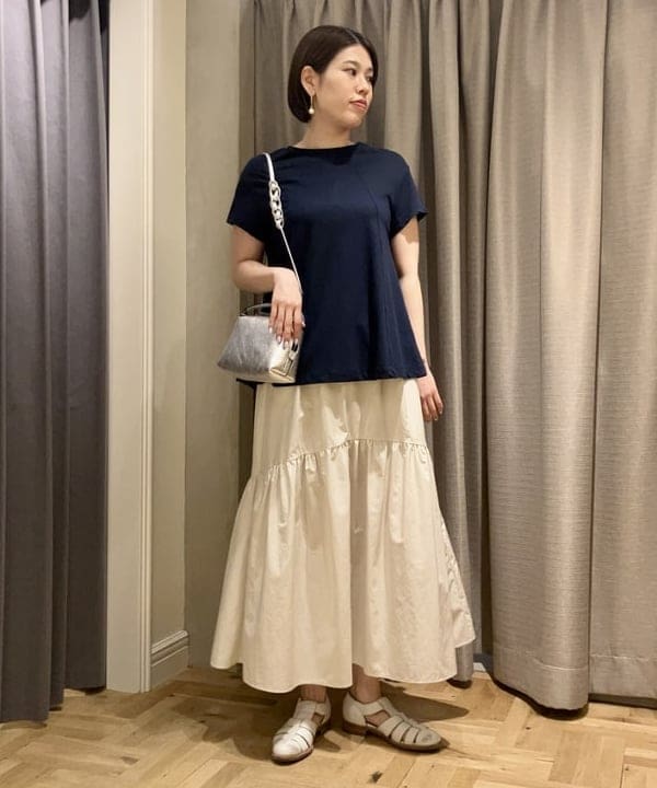 岡 妃呂美さんの「BEAMS WOMEN｜GIANNI CHIARINI / メタリック ALIFA レザーショルダーバッグ S」を使ったコーディネート