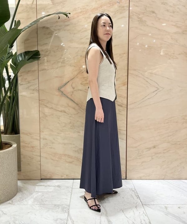 関 桂子さんの「BEAMS WOMEN｜AK+1 / ウールリネン ベスト」を使ったコーディネート