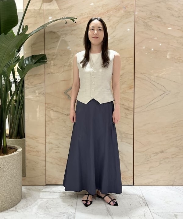 関 桂子さんの「BEAMS WOMEN｜AK+1 / ウールリネン ベスト」を使ったコーディネート