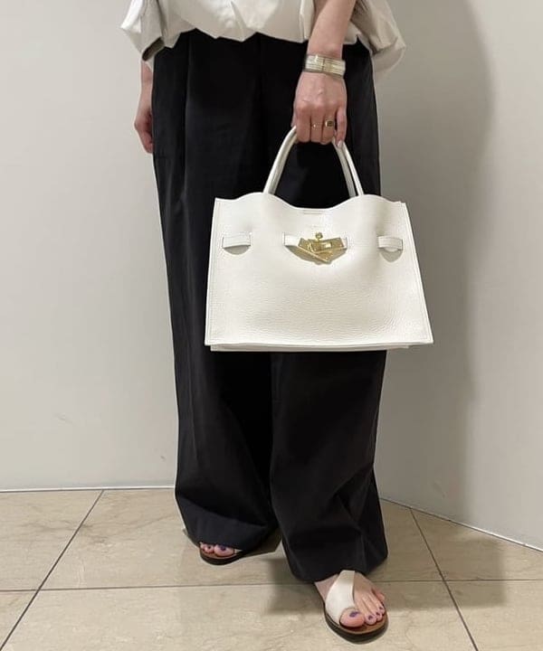 Ichika Hondaさんの「BEAMS WOMEN｜VIOLAd’ORO / TRERO シュリンク クロア トートバッグ M」を使ったコーディネート