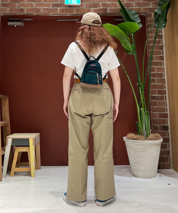 エノモト アミさんの「BEAMS WOMEN｜Dickies × BEAMS BOY / 別注 ワイド ダブルニー パンツ」を使ったコーディネート