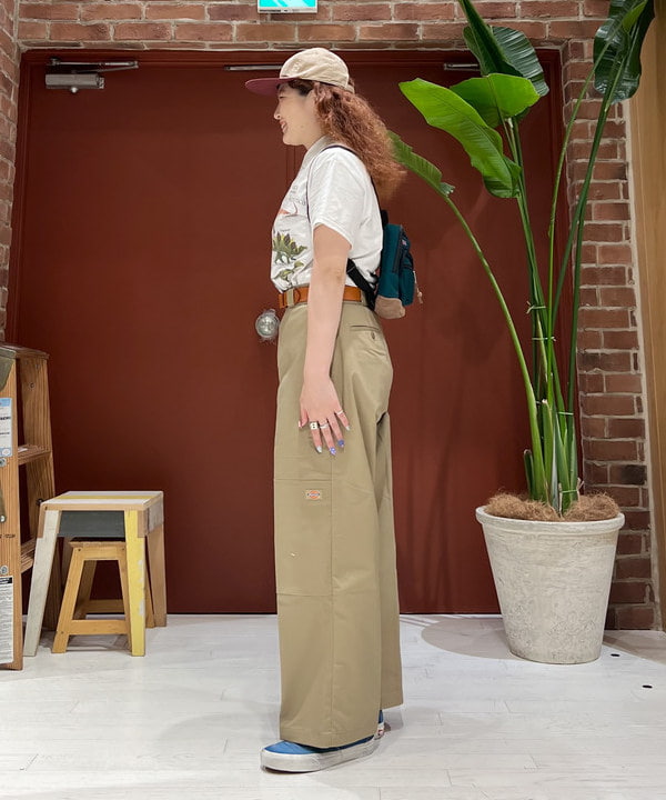 エノモト アミさんの「BEAMS WOMEN｜Dickies × BEAMS BOY / 別注 ワイド ダブルニー パンツ」を使ったコーディネート