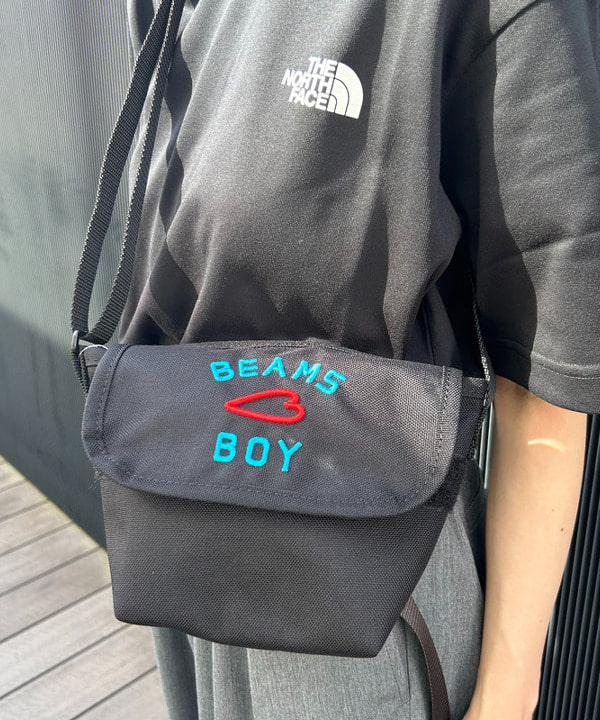 清水 彩乃さんの「BEAMS WOMEN｜Manhattan Portage / 別注 MP1603-3EMB-BMB」を使ったコーディネート