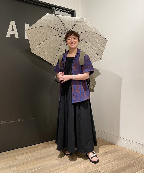 IZUMI MAYUMIさんの「BEAMS WOMEN｜bPr BEAMS / ベーシック アンブレラ 2」を使ったコーディネート