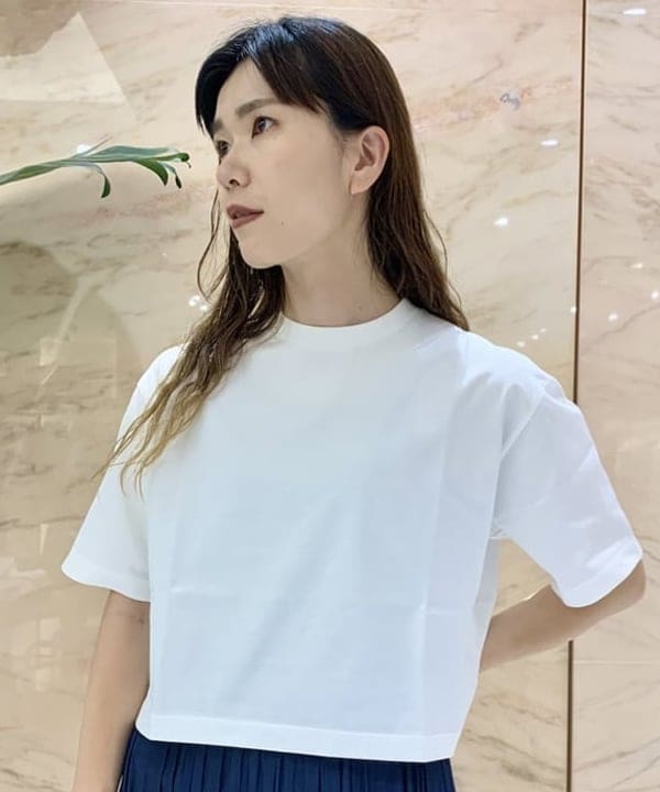 AONO SHIKAMAさんの「BEAMS WOMEN｜スタイリスト佐藤佳菜子 × SLOANE × Demi-Luxe BEAMS / 別注 ショートTシャツ」を使ったコーディネート