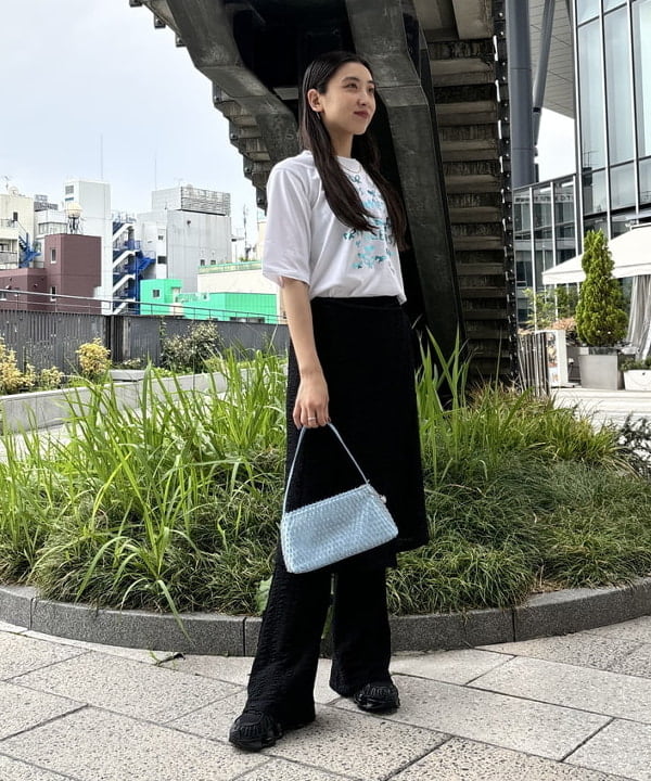 ちりこさんの「BEAMS WOMEN｜MIYAO &times; Ray BEAMS / 別注 NOUS SOMMES DES FLEURS Tシャツ」を使ったコーディネート