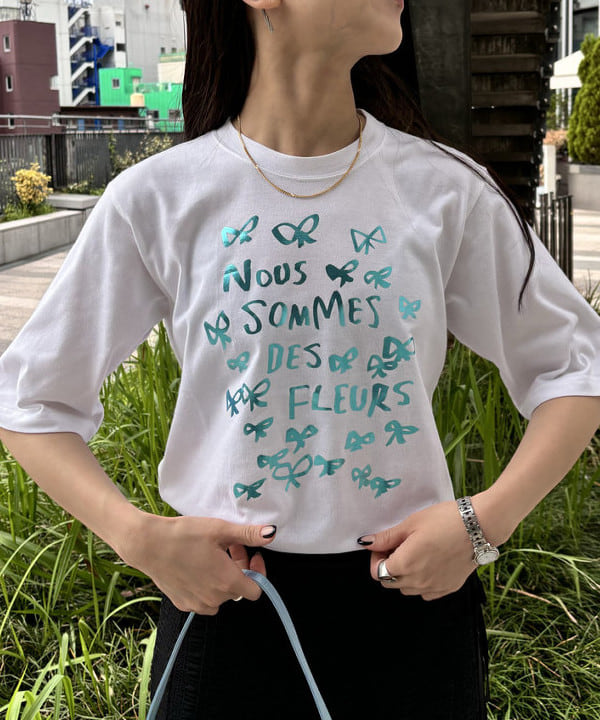 ちりこさんの「BEAMS WOMEN｜MIYAO &times; Ray BEAMS / 別注 NOUS SOMMES DES FLEURS Tシャツ」を使ったコーディネート