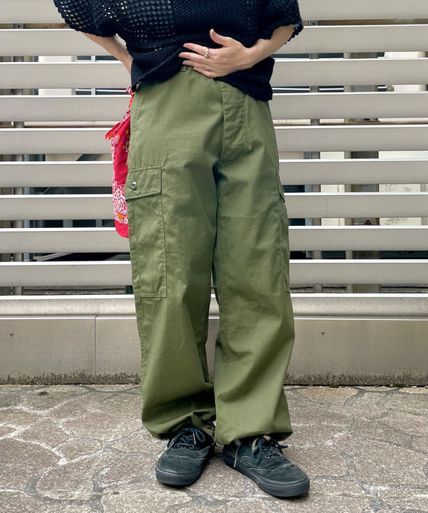 コウリキ　マミさんの「BEAMS WOMEN｜【別注】BUZZ RICKSON'S / ポプリン アーミーパンツ」を使ったコーディネート