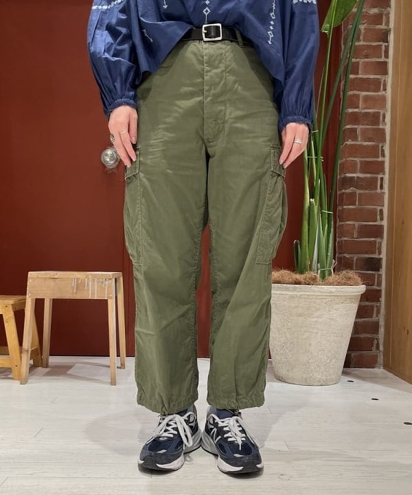 クロサワさんの「BEAMS WOMEN｜【別注】BUZZ RICKSON'S / ポプリン アーミーパンツ」を使ったコーディネート