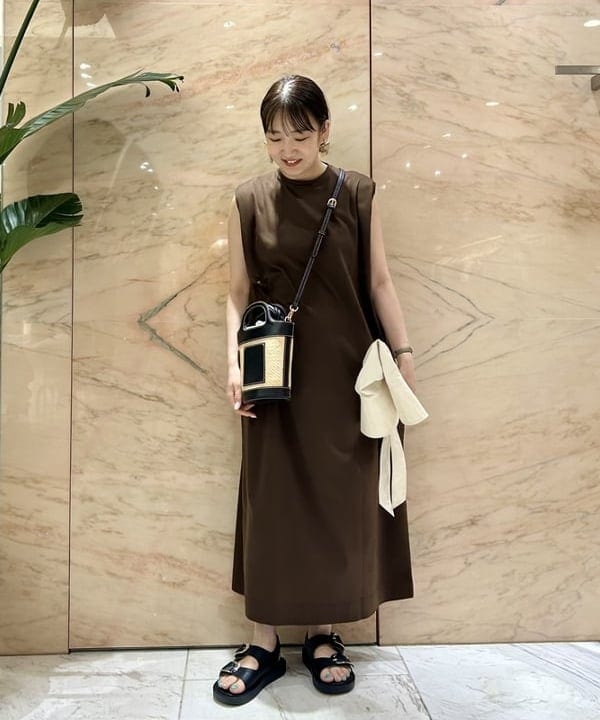 西村 章代さんの「BEAMS WOMEN｜スタイリスト佐藤佳菜子 × SLOANE × Demi-Luxe BEAMS / 別注 タックスリーブ ワンピース」を使ったコーディネート