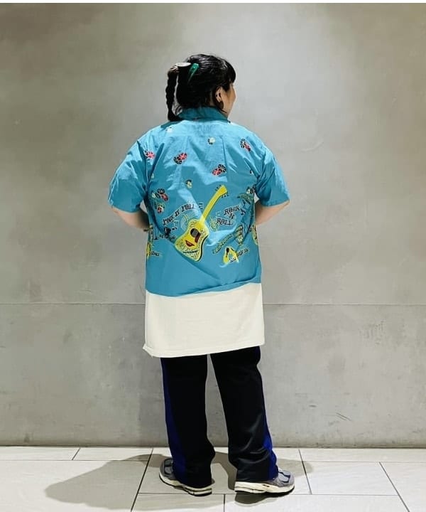 佐藤 歩さんの「BEAMS WOMEN｜STAR OF HOLLYWOOD / Rock 'n' Roll Guitar Short Sleeve Shirt」を使ったコーディネート